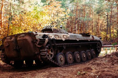 siperlerde Donbass Ukrayna kılık değiştirmiş gerçek muharebe tankları