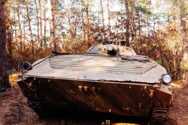 siperlerde Donbass Ukrayna kılık değiştirmiş gerçek muharebe tankları