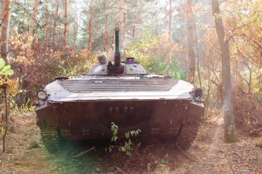 siperlerde Donbass Ukrayna kılık değiştirmiş gerçek muharebe tankları