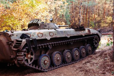 siperlerde Donbass Ukrayna kılık değiştirmiş gerçek muharebe tankları