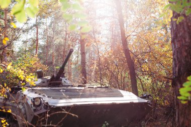 siperlerde Donbass Ukrayna kılık değiştirmiş gerçek muharebe tankları