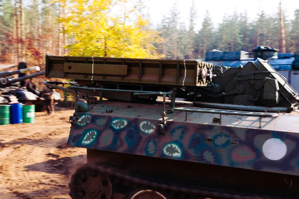 siperlerde Donbass Ukrayna kılık değiştirmiş gerçek muharebe tankları