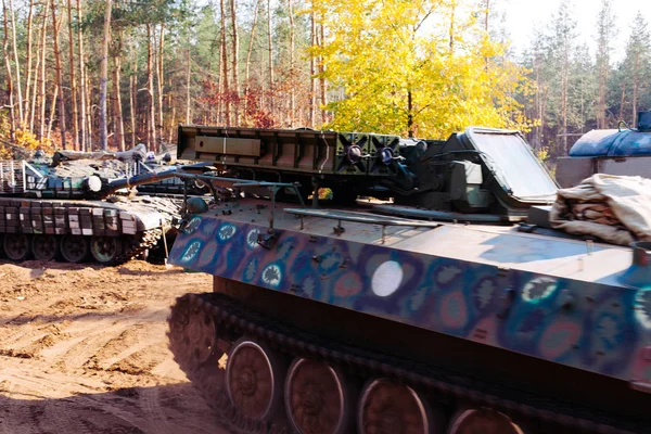 siperlerde Donbass Ukrayna kılık değiştirmiş gerçek muharebe tankları