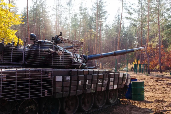 siperlerde Donbass Ukrayna kılık değiştirmiş gerçek muharebe tankları