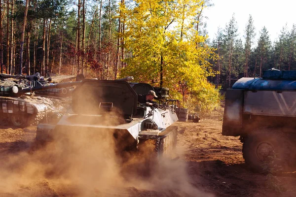 siperlerde Donbass Ukrayna kılık değiştirmiş gerçek muharebe tankları