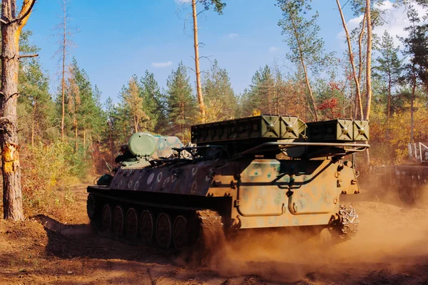 siperlerde Donbass Ukrayna kılık değiştirmiş gerçek muharebe tankları