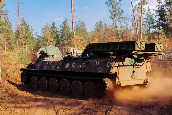 siperlerde Donbass Ukrayna kılık değiştirmiş gerçek muharebe tankları