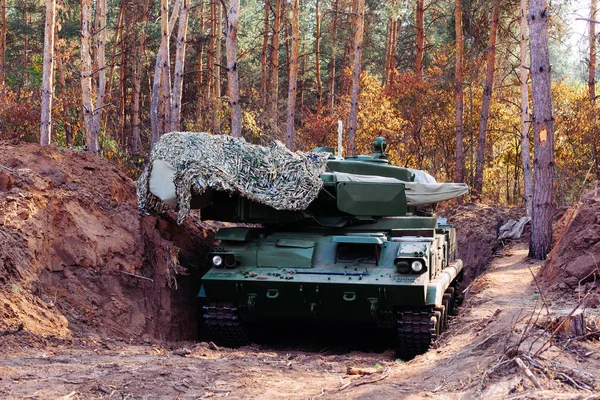 siperlerde Donbass Ukrayna kılık değiştirmiş gerçek muharebe tankları