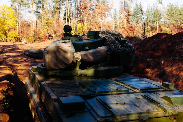 siperlerde Donbass Ukrayna kılık değiştirmiş gerçek muharebe tankları