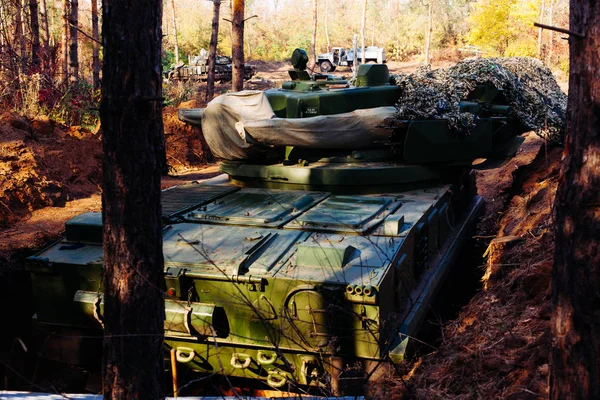 トレンチ ドンバス ウクライナで隠れる本当の戦いタンク — ストック写真