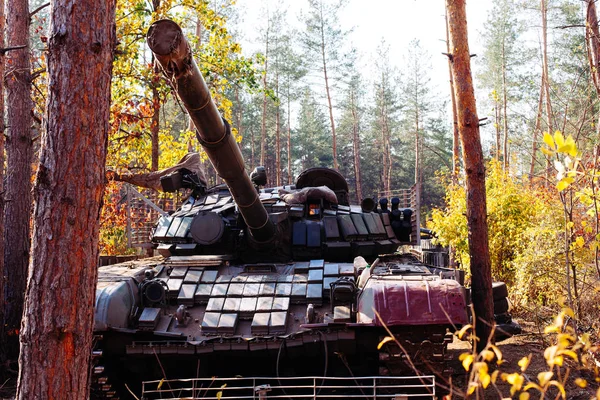 siperlerde Donbass Ukrayna kılık değiştirmiş gerçek muharebe tankları