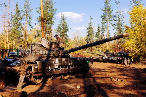 siperlerde Donbass Ukrayna kılık değiştirmiş gerçek muharebe tankları