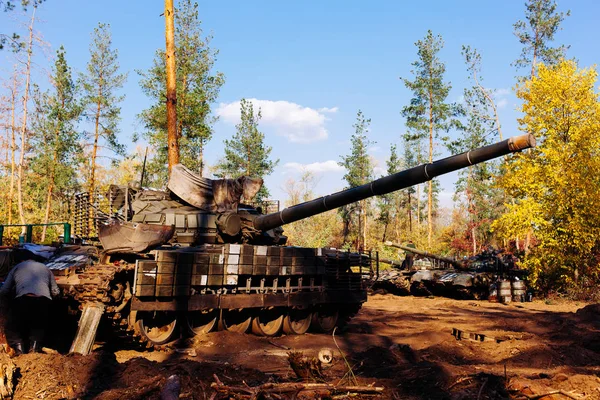 siperlerde Donbass Ukrayna kılık değiştirmiş gerçek muharebe tankları