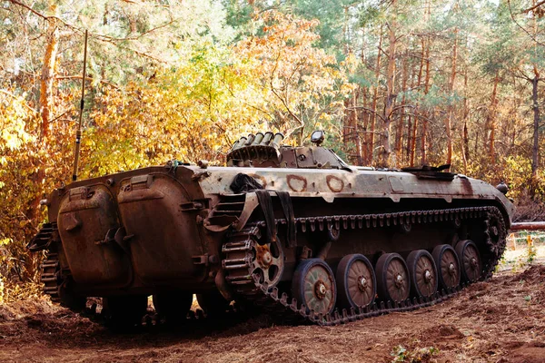 siperlerde Donbass Ukrayna kılık değiştirmiş gerçek muharebe tankları