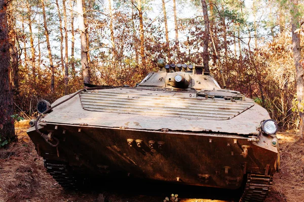 siperlerde Donbass Ukrayna kılık değiştirmiş gerçek muharebe tankları