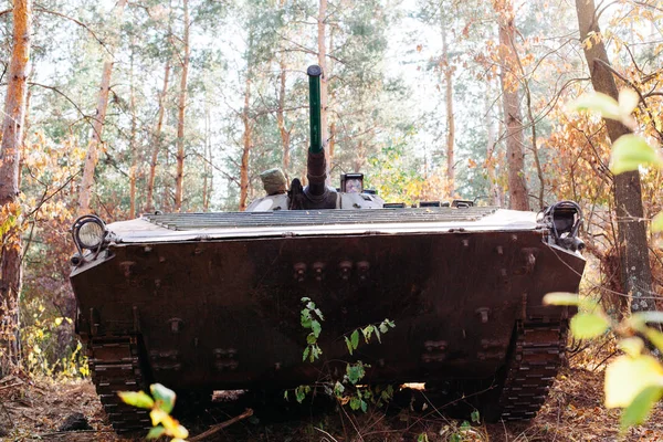 siperlerde Donbass Ukrayna kılık değiştirmiş gerçek muharebe tankları