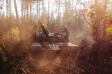 gerçek muharebe tankları Ukrayna asfaltsız orman yolu boyunca hareket