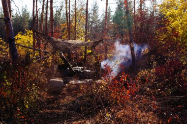 gerçek muharebe tankları Ukrayna asfaltsız orman yolu boyunca hareket