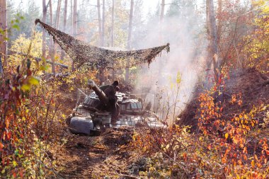 gerçek muharebe tankları Ukrayna asfaltsız orman yolu boyunca hareket