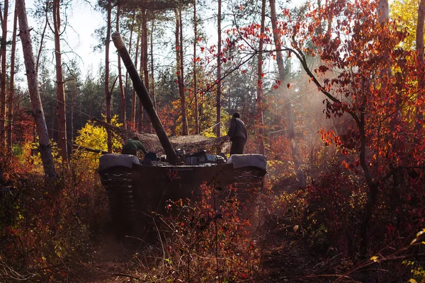 gerçek muharebe tankları Ukrayna asfaltsız orman yolu boyunca hareket