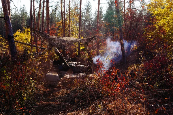 gerçek muharebe tankları Ukrayna asfaltsız orman yolu boyunca hareket