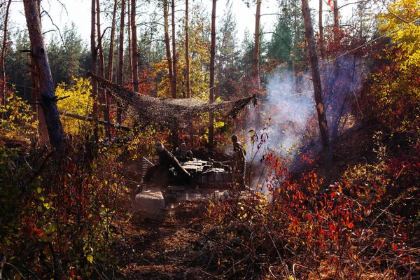 gerçek muharebe tankları Ukrayna asfaltsız orman yolu boyunca hareket