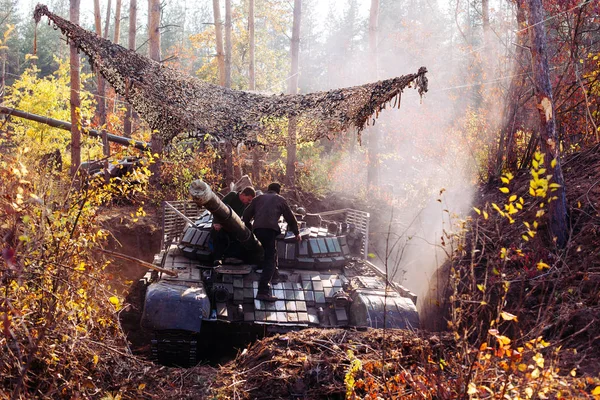 Prawdziwe Bitwy Czołgów Ruchu Wzdłuż Drogi Gruntowe Lesie Ukraina — Zdjęcie stockowe
