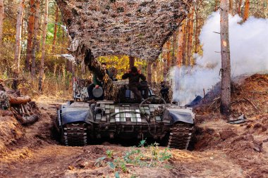 gerçek muharebe tankları Ukrayna asfaltsız orman yolu boyunca hareket