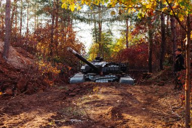 siperlerde Donbass Ukrayna kılık değiştirmiş gerçek muharebe tankları