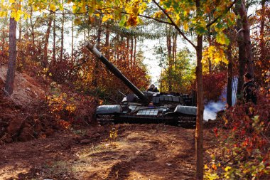 siperlerde Donbass Ukrayna kılık değiştirmiş gerçek muharebe tankları