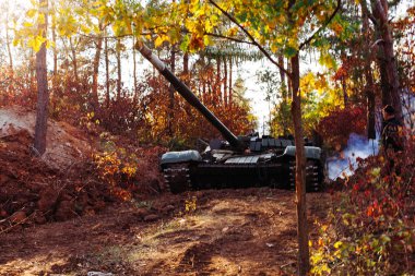 siperlerde Donbass Ukrayna kılık değiştirmiş gerçek muharebe tankları