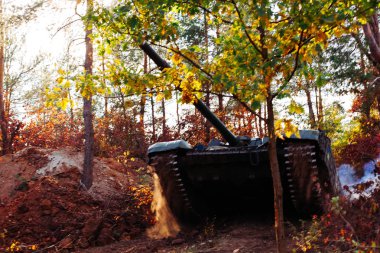 siperlerde Donbass Ukrayna kılık değiştirmiş gerçek muharebe tankları