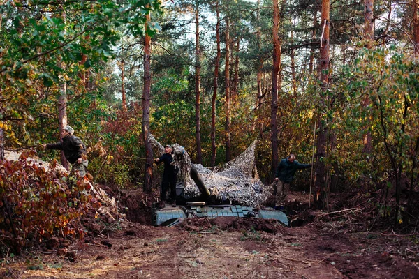 siperlerde Donbass Ukrayna kılık değiştirmiş gerçek muharebe tankları