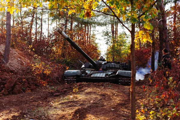 siperlerde Donbass Ukrayna kılık değiştirmiş gerçek muharebe tankları