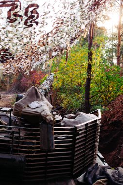 siperlerde Donbass Ukrayna kılık değiştirmiş gerçek muharebe tankları