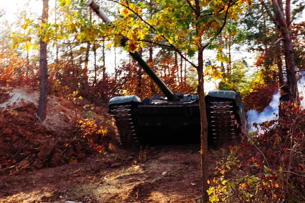 siperlerde Donbass Ukrayna kılık değiştirmiş gerçek muharebe tankları