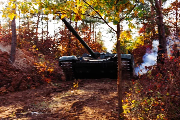 siperlerde Donbass Ukrayna kılık değiştirmiş gerçek muharebe tankları
