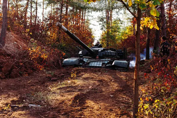 siperlerde Donbass Ukrayna kılık değiştirmiş gerçek muharebe tankları