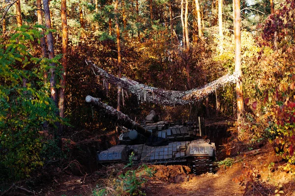 Tanque Posición Oculta Está Disfrazado Trinchera — Foto de Stock