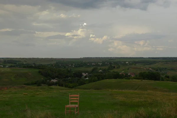 Židle Zelené Trávě Zatažené Obloze Pozadí Vesnice Létě — Stock fotografie