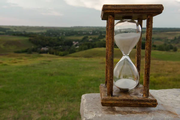 kum saati geçen zaman bir sembolü olarak stand üzerinde beyaz bir taş mermer