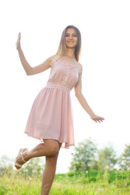 cinsel kız uzun saç güneşli öğleden sonra çiçek açması beyaz akasya karşısında çözünmüş