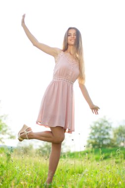 cinsel kız uzun saç güneşli öğleden sonra çiçek açması beyaz akasya karşısında çözünmüş