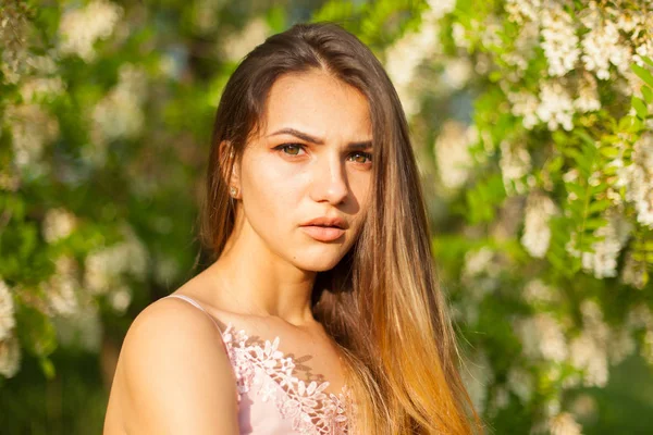 春に白いアカシアの周りの美しい若い女の子のクローズ アップの肖像画 — ストック写真