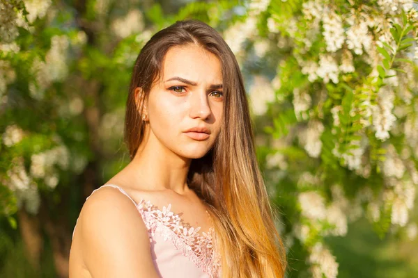 Retrato Cerca Una Hermosa Joven Torno Acacia Blanca Primavera — Foto de Stock