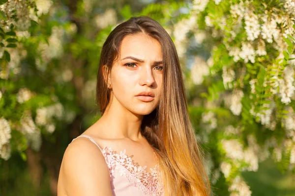 Retrato Cerca Una Hermosa Joven Torno Acacia Blanca Primavera — Foto de Stock