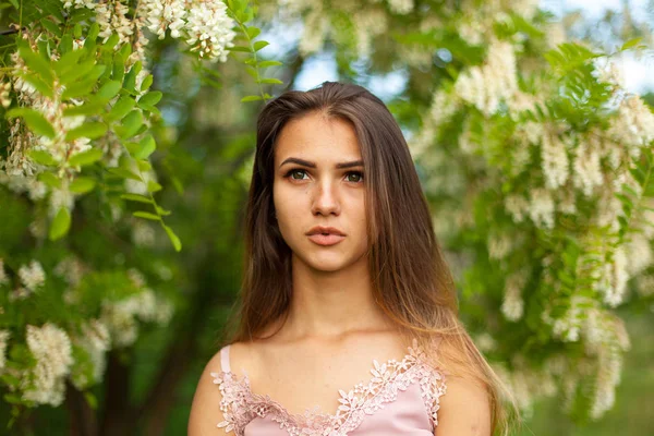 Retrato Cerca Una Hermosa Joven Torno Acacia Blanca Primavera — Foto de Stock