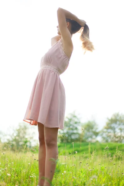 Sexmädchen Hat Lange Haare Aufgelöst Sonnig Nachmittag Gegenüber Blühender Weißer — Stockfoto