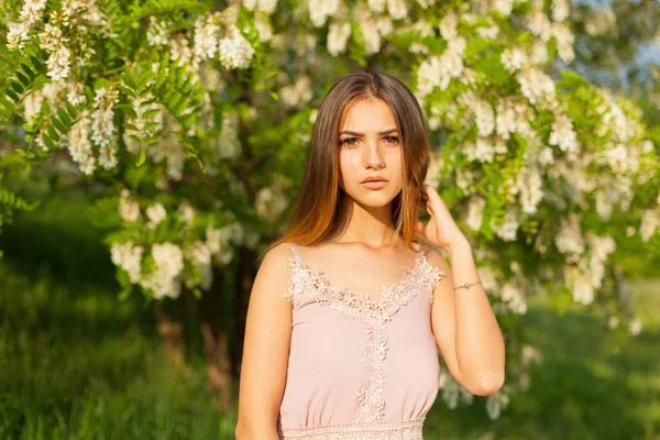 Retrato Cerca Una Hermosa Joven Torno Acacia Blanca Primavera — Foto de Stock