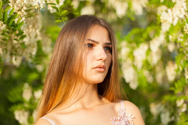 Närbild Porträtt Vacker Ung Flicka Runt Vit Akacia Våren — Stockfoto